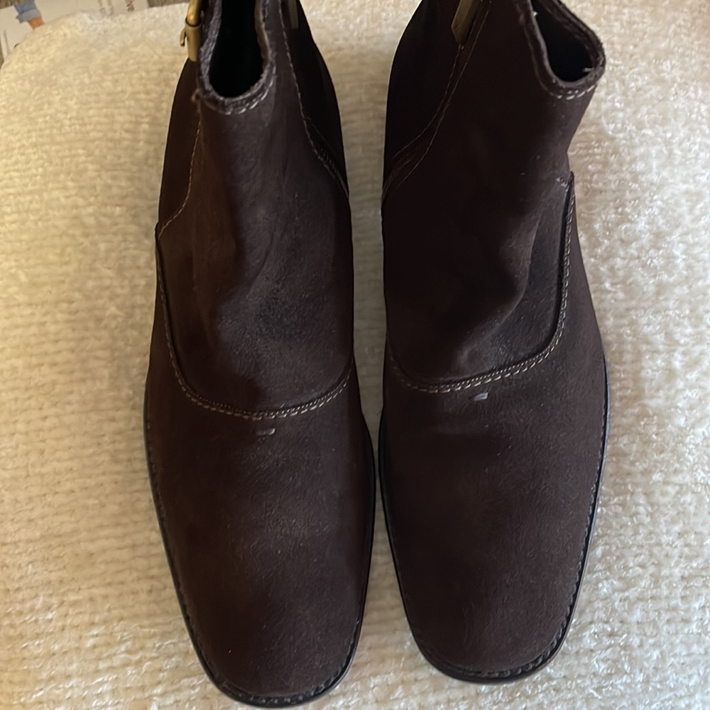Beautiful Louis Vuitton brown mens booties. Size 8.